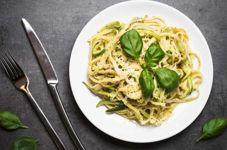 Pasta e zucchine alla siciliana: un piatto semplice della tradizione mediterranea