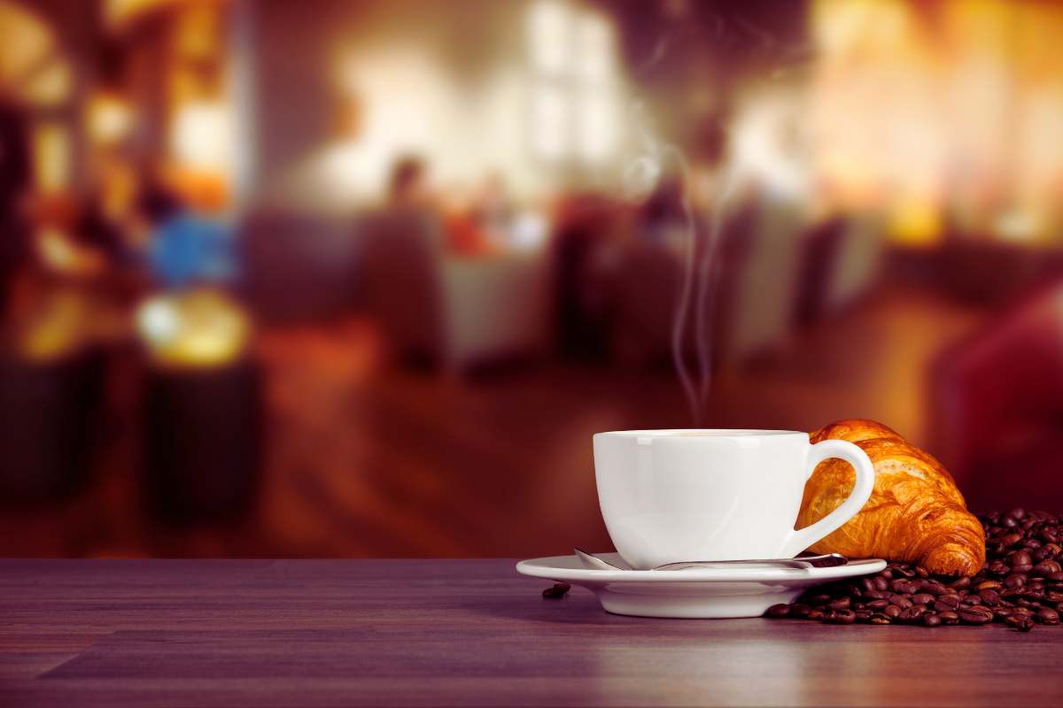 Perché non bere caffè prima di salire sull'aereo