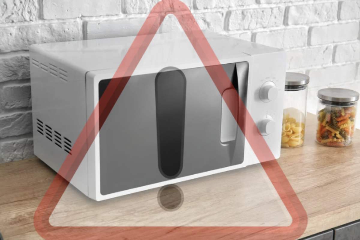 La sua capacità di riscaldare i cibi in pochi minuti ha rivoluzionato il modo in cui prepariamo e consumiamo i pasti.