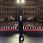 Roberto Bolle, nato il 26 marzo 1975 a Casale Monferrato, è molto più di un semplice ballerino. Conosciuto come étoile