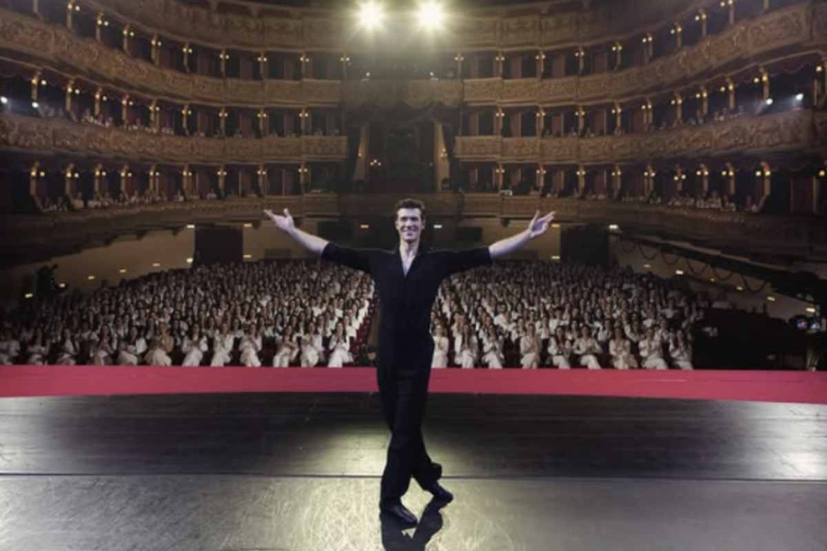 Roberto Bolle, nato il 26 marzo 1975 a Casale Monferrato, è molto più di un semplice ballerino. Conosciuto come étoile