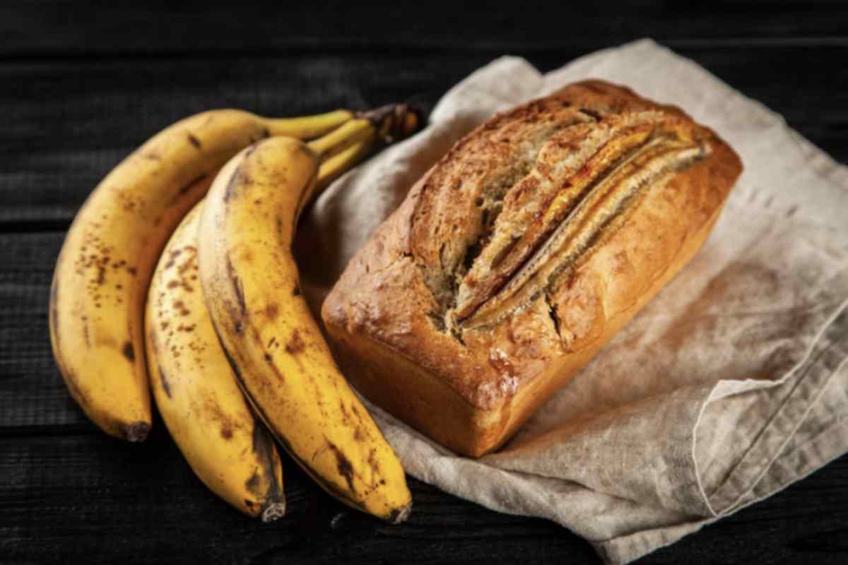 Il banana bread mele e avena senza glutine vegano si distingue per l’assenza di latticini e uova, elementi sostituiti da ingredienti naturali e integrali.