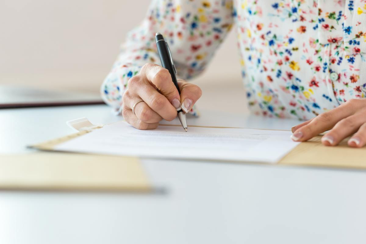 Donna firma documento