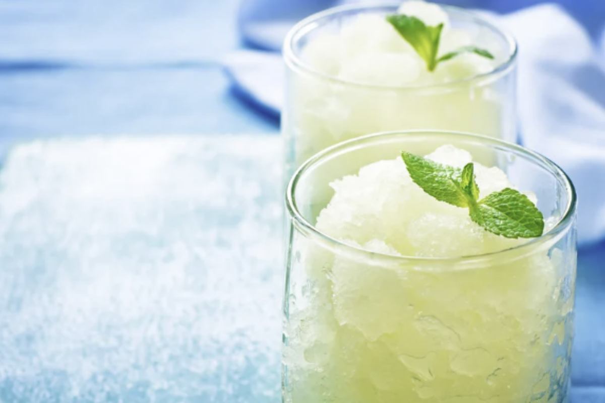 Per chi non possiede una gelatiera, la granita al limone senza gelatiera resta la soluzione ideale, facile e a basso costo.