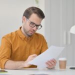 Uomo legge documento