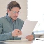 Uomo legge documento