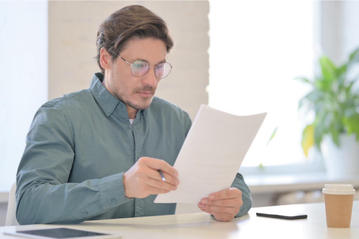 Uomo legge documento