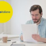 Uomo legge documento Poste