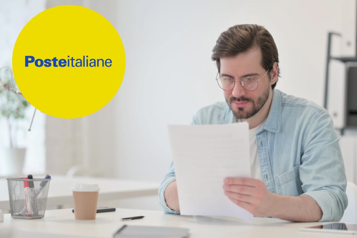 Uomo legge documento Poste