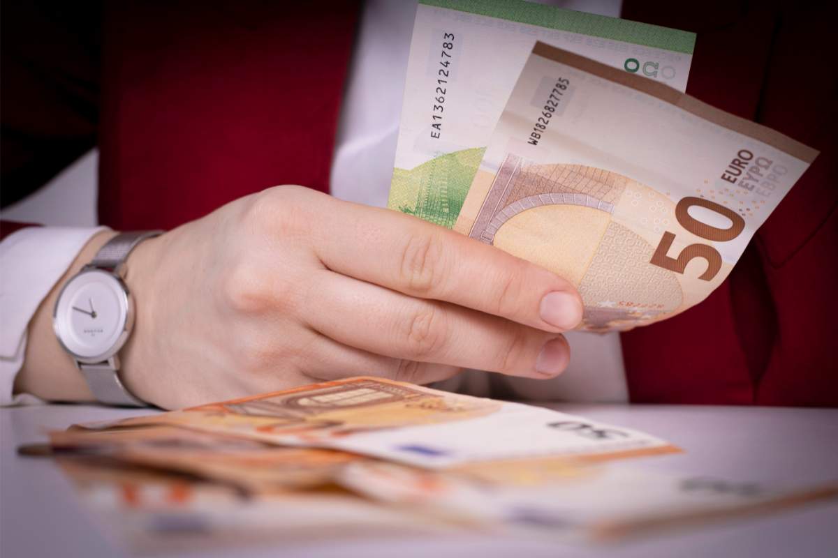 Uomo soldi euro