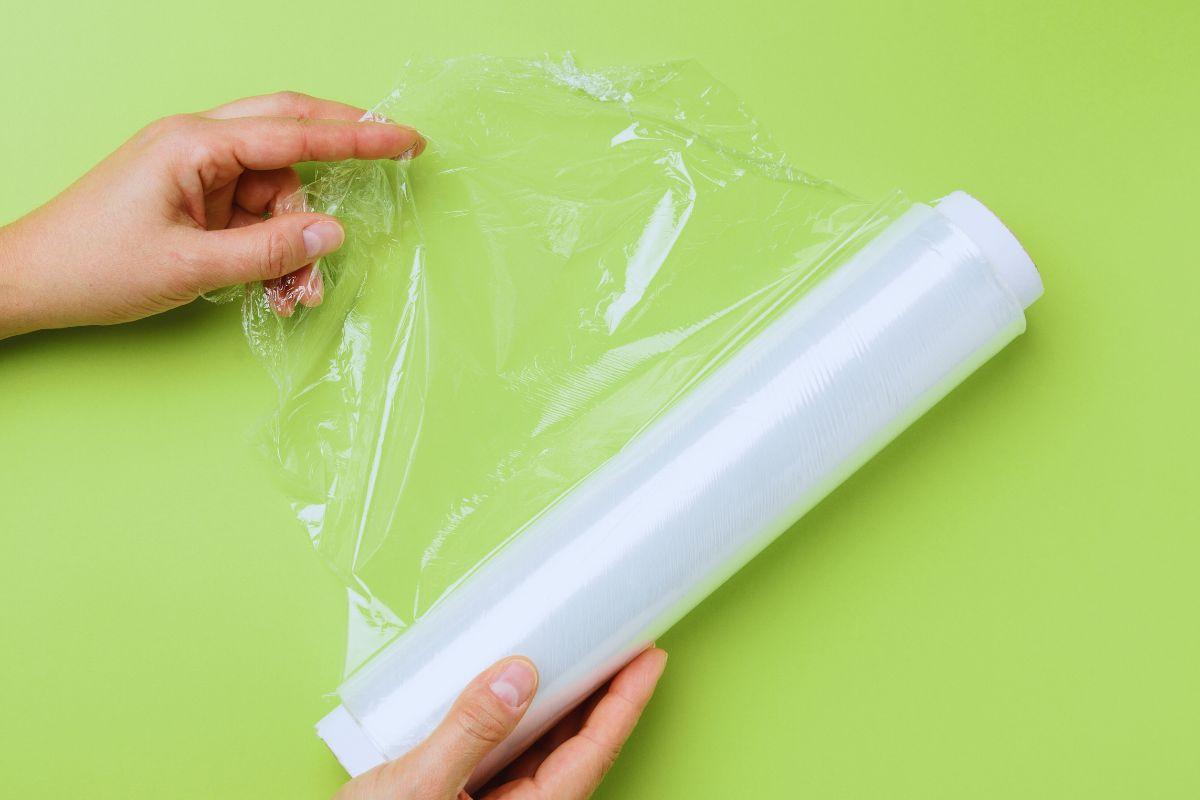 come mantenere il frigo pulito con la pellicola