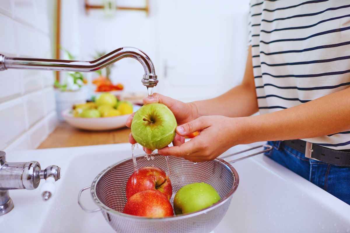 il metodo per elimiinare i pesticidi dalla frutta