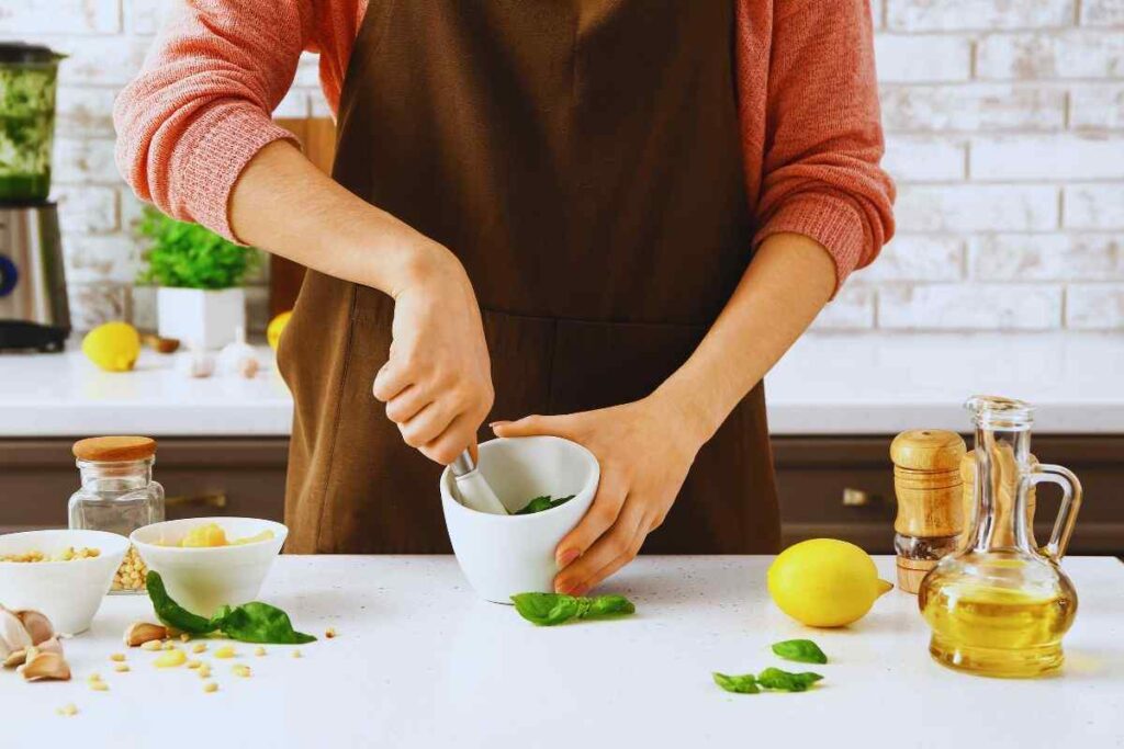 ricetta della pasta con pesto di lattuga e calamari