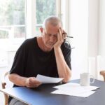 Anziano legge documento