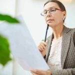Donna legge documento