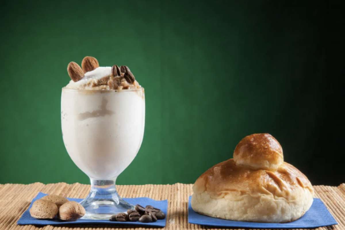 La granita di mandorle siciliana affonda le radici nella dominazione araba dell’isola, che introdusse l’arte della lavorazione del ghiaccio