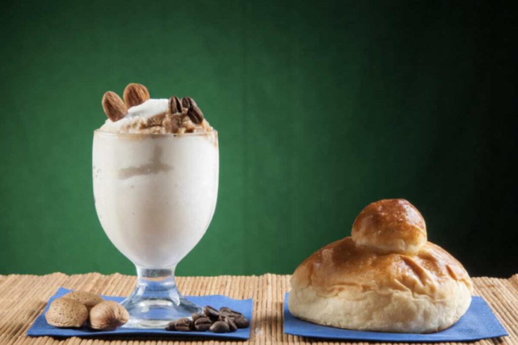 Tra le specialità più amate in Sicilia, e in particolare nella città di Messina, spicca la granita al caffè con panna,