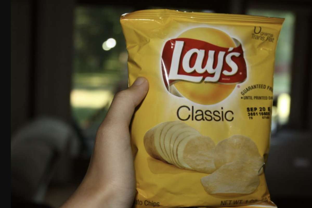 Il caso Lay’s non è isolato: già nel marzo 2023, il Ministero della Salute italiano aveva disposto il richiamo delle patatine Viva Chips “Paprika Style”