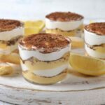 Questa variante del classico tiramisù, priva di uova crude e senza bisogno di cottura, si presta perfettamente alle temperature estive e conquista per la sua semplicità e versatilità.