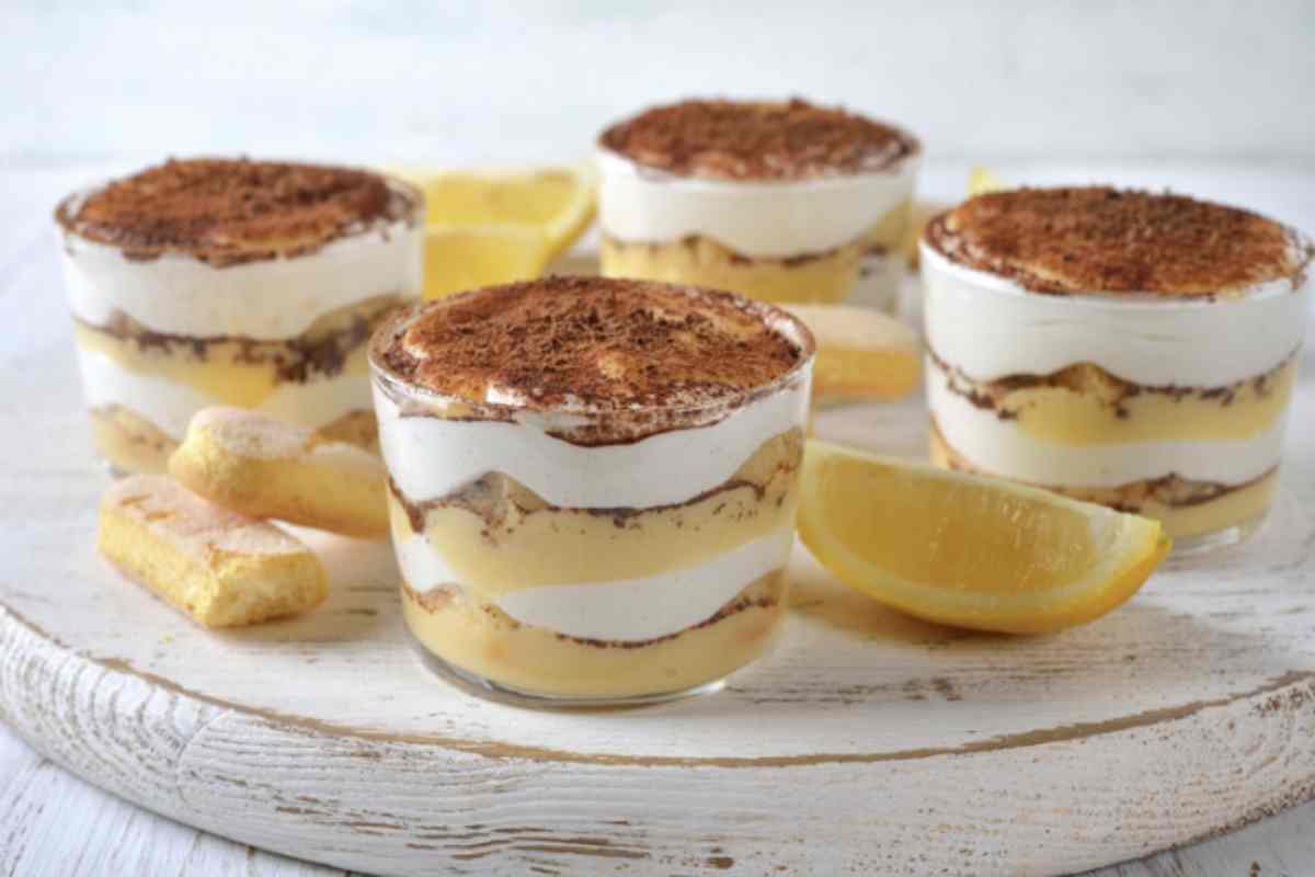 Questa variante del classico tiramisù, priva di uova crude e senza bisogno di cottura, si presta perfettamente alle temperature estive e conquista per la sua semplicità e versatilità.