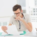 Uomo legge documento -