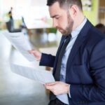 Uomo legge documento