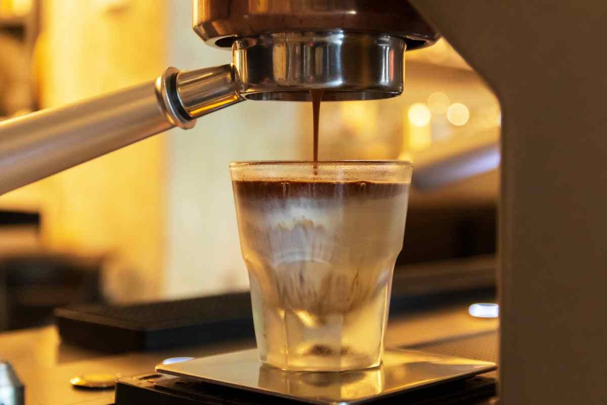 Occhio, la muffa nella macchina del caffè può rovinarti l'espresso e la salute