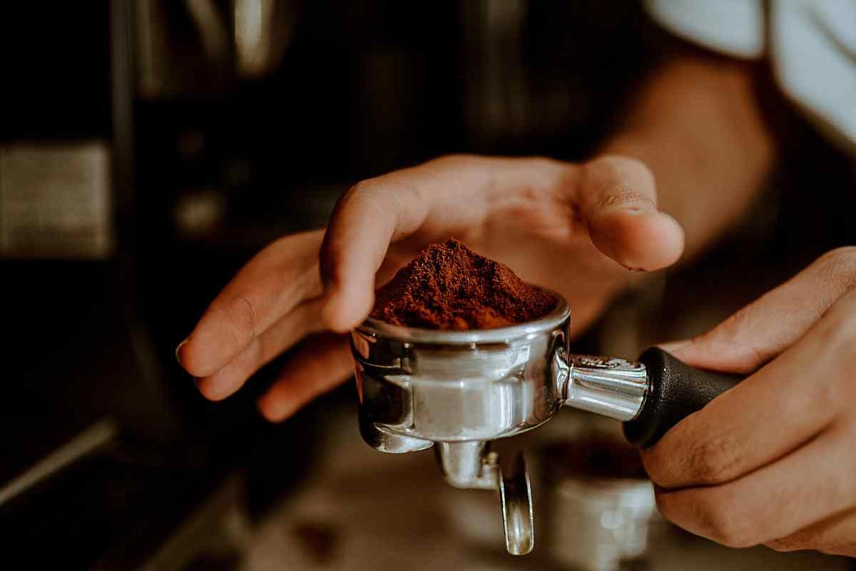 Occhio, la muffa nella macchina del caffè può rovinarti l'espresso e la salute, i dettagli