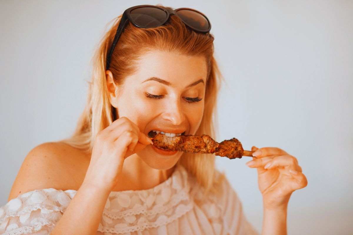 gli effetti negativi di mangiare troppa carne