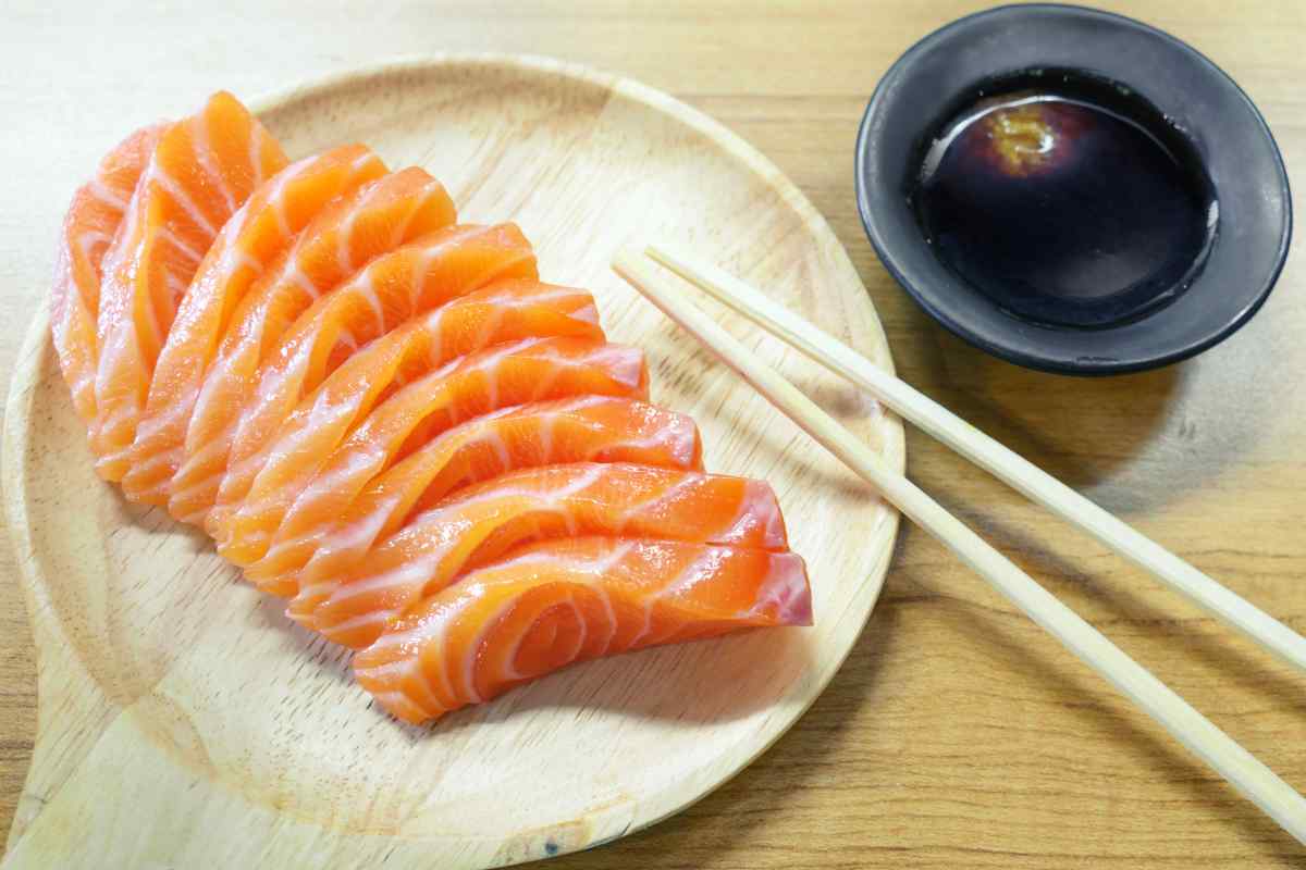 salmone crudo fa male