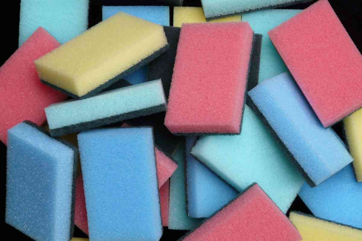Bollette alte in estate addio, basta una spugnetta per i piatti e risolvi, ecco come